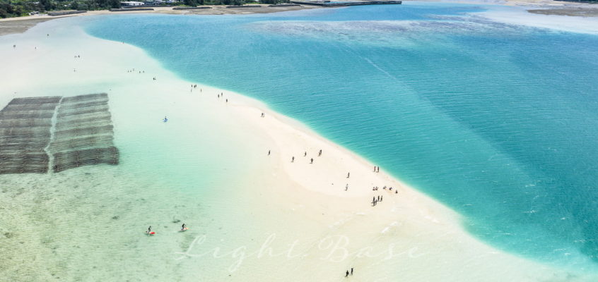 「かくれ浜」奄美大島の春の風物詩。年に数回しか見られない、幻の浜の写真